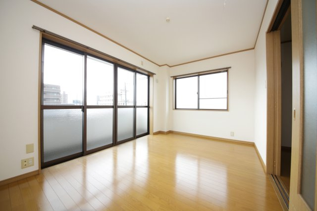 ファミール青空の洋室