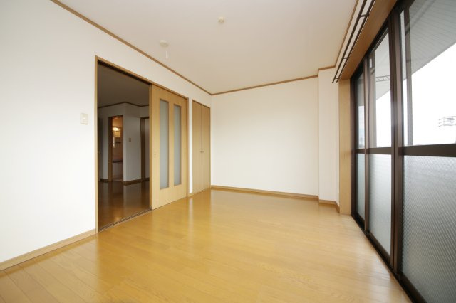 ファミール青空の洋室