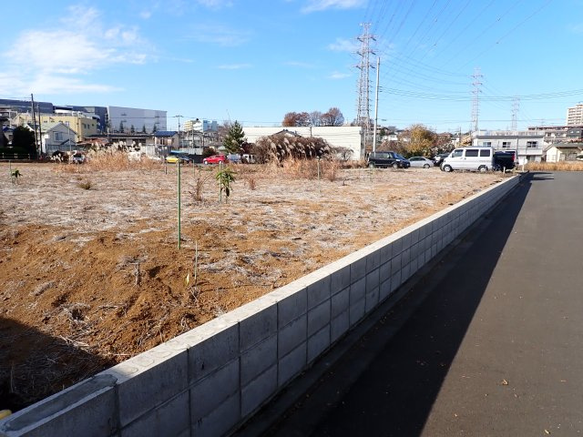 日野市東平山　貸地の庭|前面道路含む現地写真の様子です。