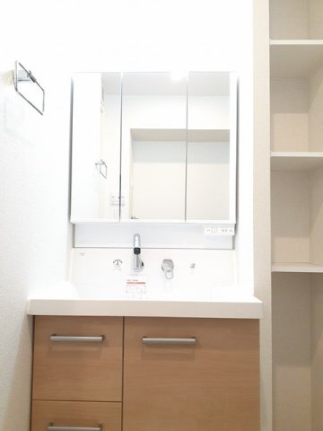 アルーシャ・Ｉの独立洗面台|明るい洗面所です