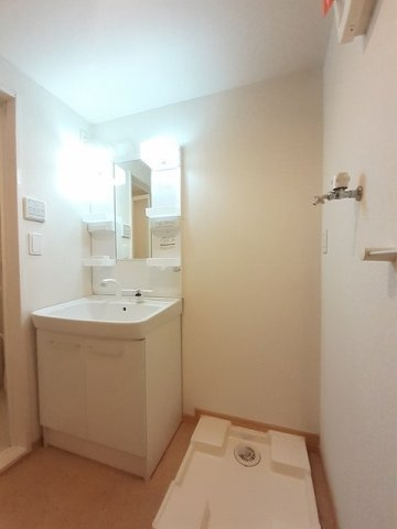 クラスターヒルの独立洗面台|明るい洗面所です