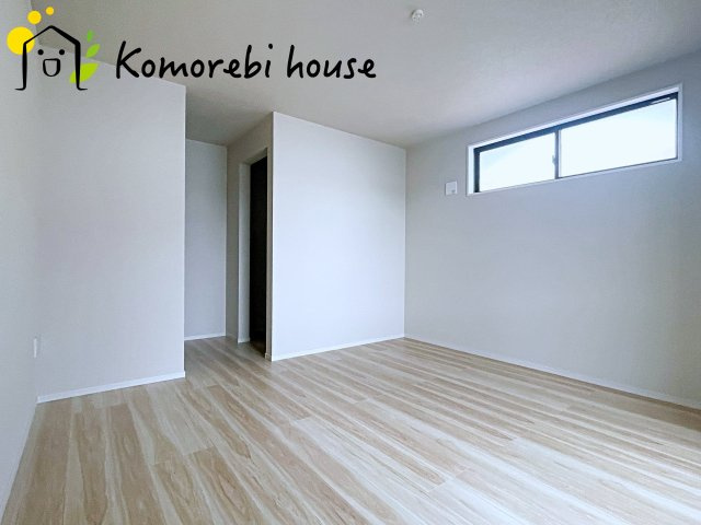 KIS白岡市小久喜　18期　新築一戸建て　リガーレ　01の寝室|開放的な寝室です