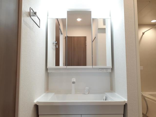 カルムハウスⅡの洗面所|ゆったりとスペースのある洗面所