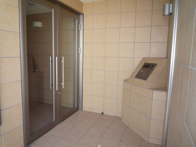 ヒルズ楠南のエントランス|建物の内部です