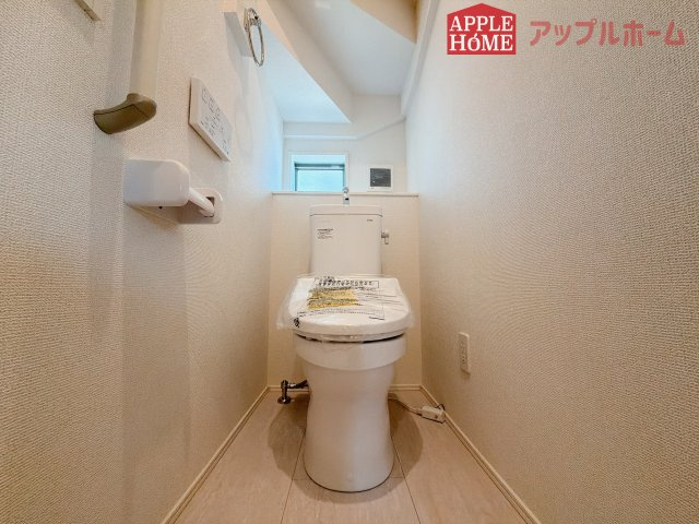 【新築住宅】坂戸市にっさい花みず木 11期 全5棟のトイレ|白を基調とした清潔感のある明るい空間。温水洗浄便座付きで、毎日快適・清潔に使用できます。操作しやすい壁面リモコンを採用しています。