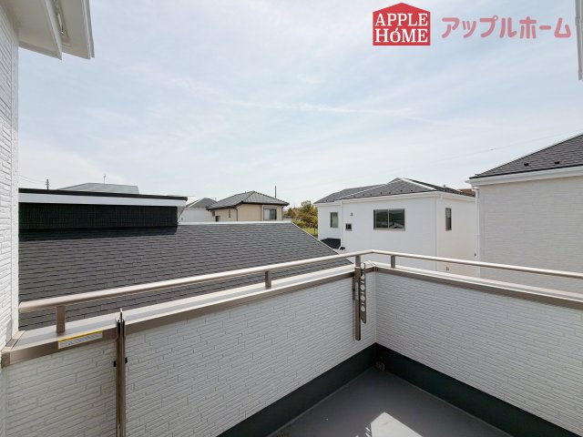 【新築住宅】坂戸市にっさい花みず木 11期 全5棟のバルコニー|家族分の洗濯物もしっかり干せます。日当たりも良く、毎日のお洗濯が楽しくなりそう♪お布団は手軽に干せていつもポカポカに☆