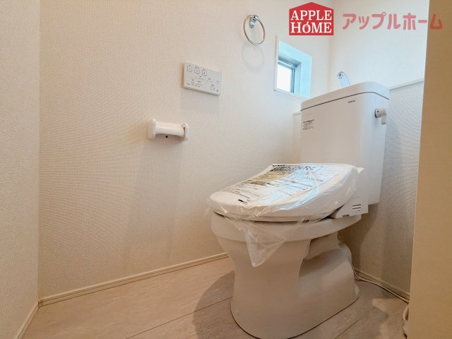 【新築住宅】坂戸市にっさい花みず木 11期 全5棟のトイレ|白を基調とした清潔感のある明るい空間。温水洗浄便座付きで、毎日快適・清潔に使用できます。操作しやすい壁面リモコンを採用しています。