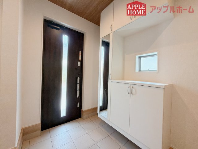 【新築住宅】坂戸市にっさい花みず木 11期 全5棟の玄関|上下棚にたっぷり靴を収納できます。「ただいま」と玄関を開けた瞬間から、奥に広がる空間を明るい室内を感じられますね♪