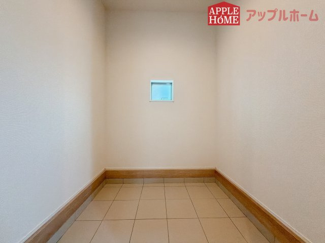 【新築住宅】坂戸市にっさい花みず木 11期 全5棟の玄関|アウトドア用品の汚れを気にする事なく収納できる土間収納♪