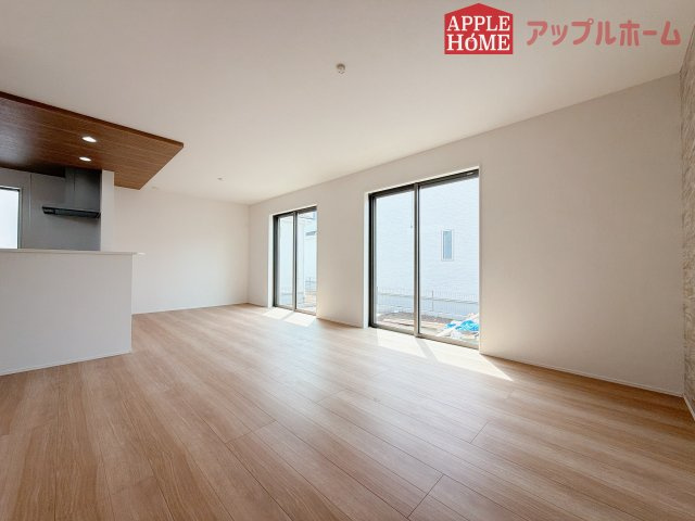 【新築住宅】坂戸市にっさい花みず木 11期 全5棟の居間・リビング|窓から差し込む光で家族を温かく包み込みます。明るいリビングで子育てする喜びを☆いつでも見学可能です！