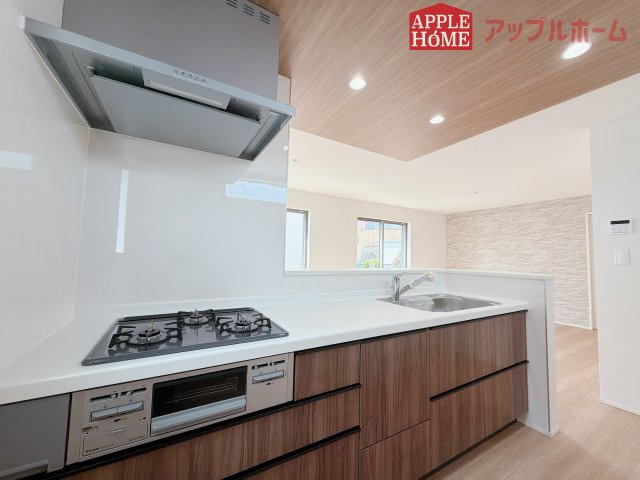 【新築住宅】坂戸市にっさい花みず木 11期 全5棟のキッチン|キッチンから部屋中が見守れるので、小さなお子様がいるご家庭でも安心です。シンプル×ナチュラルな温かい空間は、どんなスタイルの家具も合わせやすいお部屋です。