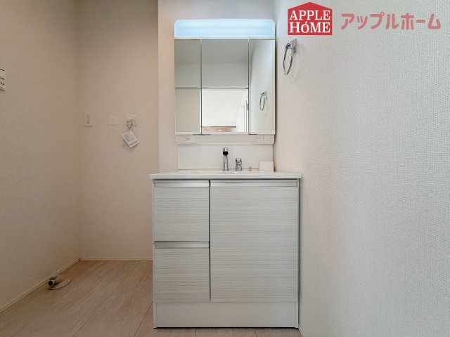 【新築住宅】坂戸市にっさい花みず木 11期 全5棟の独立洗面台|三面鏡付きの洗面化粧台ですので、たっぷりと収納いただけます。白を基調とした清潔感のある快適空間です。毎日の身支度も気持ち良くお使い頂けます！！