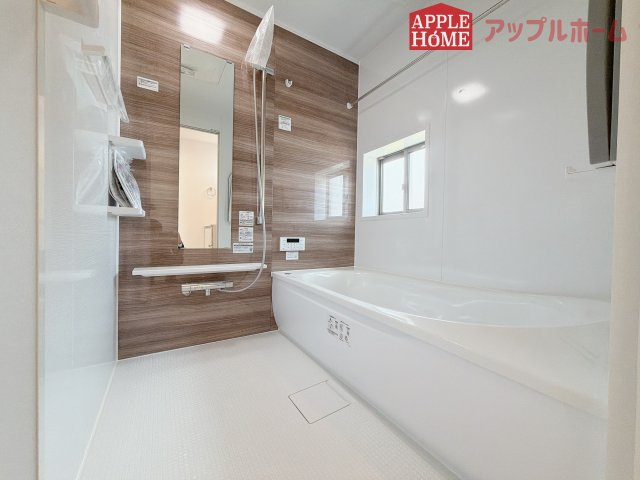 【新築住宅】坂戸市にっさい花みず木 11期 全5棟の浴室|窓付きのバスルームは、採光もあり明るく気持ちの良い空間です。窓があることで、換気環境も良好。掃除もスムーズに出来ます