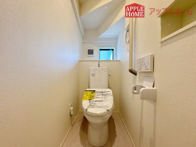 【新築戸建】坂戸市にっさい花みず木 10期 全8棟のトイレ|白を基調とした清潔感のある明るい空間。温水洗浄便座付きで、毎日快適・清潔に使用できます。操作しやすい壁面リモコンを採用しています。