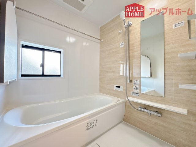 【新築戸建】坂戸市にっさい花みず木 10期 全8棟の浴室|窓付きのバスルームは、採光もあり明るく気持ちの良い空間です。窓があることで、換気環境も良好。掃除もスムーズに出来ます