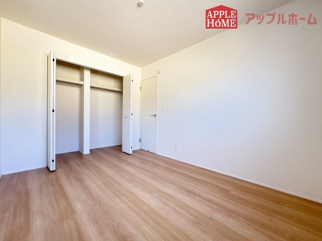 【新築戸建】坂戸市にっさい花みず木 10期 全8棟の洋室|２階居室は全室収納あり！たっぷりある収納活用でお部屋もキレイを保てます♪