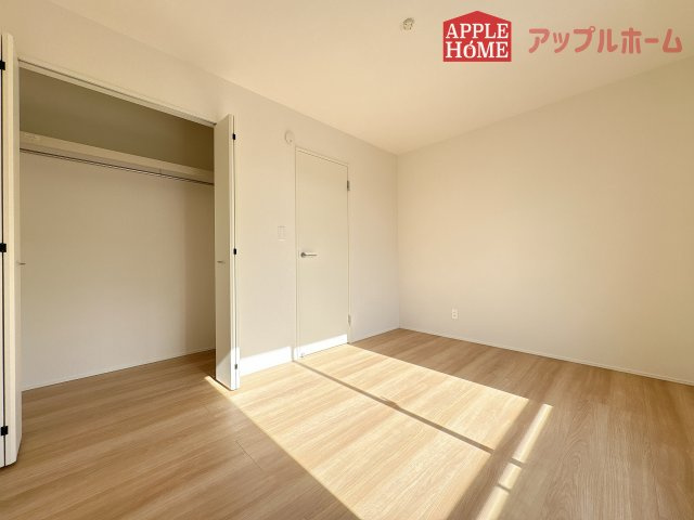 【新築戸建】坂戸市にっさい花みず木 10期 全8棟の洋室|２階居室は全室収納あり！たっぷりある収納活用でお部屋もキレイを保てます♪