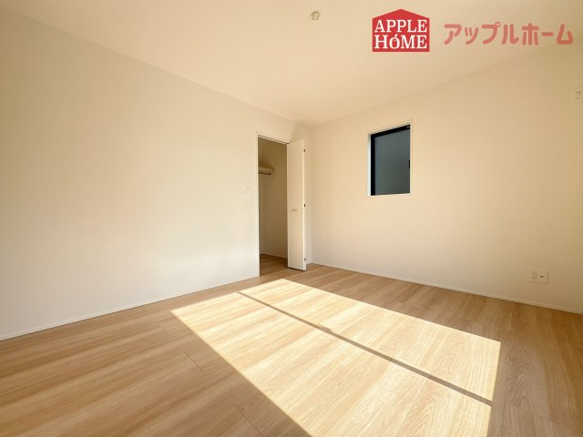 【新築戸建】坂戸市にっさい花みず木 10期 全8棟の洋室|２階居室は全室収納あり！たっぷりある収納活用でお部屋もキレイを保てます♪