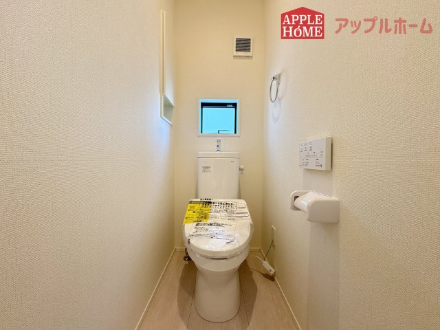 【新築戸建】坂戸市にっさい花みず木 10期 全8棟のトイレ|白を基調とした清潔感のある明るい空間。温水洗浄便座付きで、毎日快適・清潔に使用できます。操作しやすい壁面リモコンを採用しています。