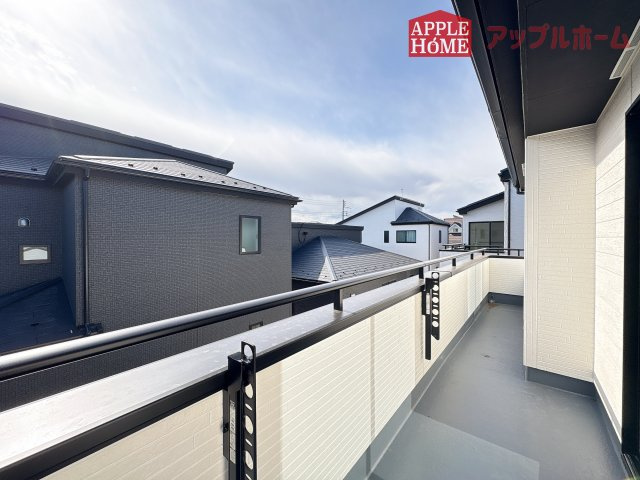 【新築戸建】坂戸市にっさい花みず木 10期 全8棟のバルコニー|家族分の洗濯物もしっかり干せます。日当たりも良く、毎日のお洗濯が楽しくなりそう♪お布団は手軽に干せていつもポカポカに☆