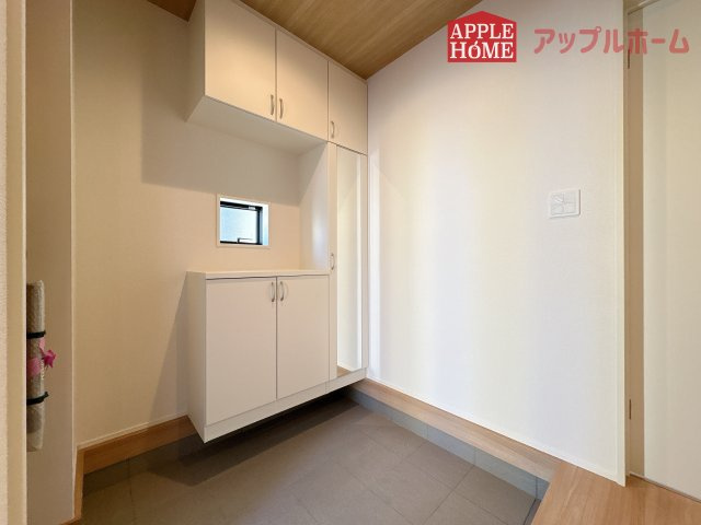 【新築戸建】坂戸市にっさい花みず木 10期 全8棟の玄関|住まう人も来客も入った時にワクワクさせてくれるオシャレな玄関♪収納もたっぷりあるので、靴がたくさんあっても安心！