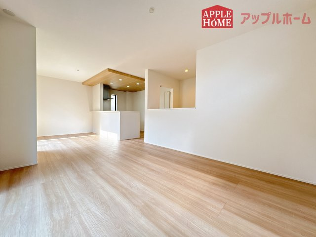 【新築戸建】坂戸市にっさい花みず木 10期 全8棟の居間・リビング|広々リビング×対面キッチンで家族の会話も弾みます♪家族団らんの秘訣は間取りにあり☆夢のマイホームを一緒に叶えましょう！
