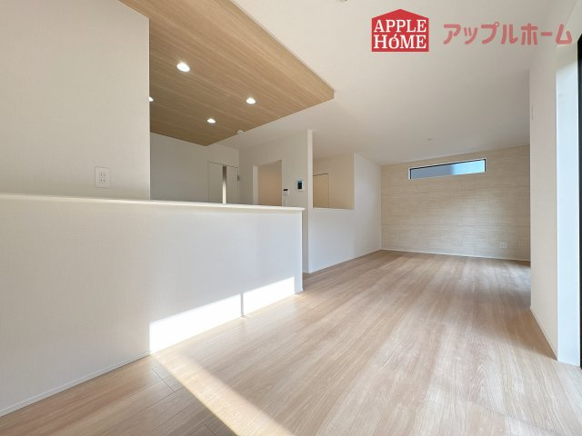 【新築戸建】坂戸市にっさい花みず木 10期 全8棟の居間・リビング|窓から差し込む光で家族を温かく包み込みます。明るいリビングで子育てする喜びを☆いつでも見学可能です！