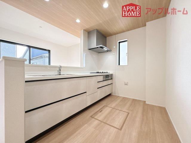 【新築戸建】坂戸市にっさい花みず木 10期 全8棟のキッチン|対面式キッチンは、家族のコミュニケーションを育み、子育て家族にも好適なプラン！リビングで寛ぐご家族をいつも感じられます♪会話を楽しみながら家事ができ、小さいお子様がいても安心です！