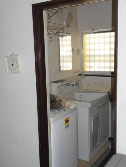 【中古】鶴ヶ島市藤金中古住宅の独立洗面台|朝の支度にも助かる、独立の洗髪洗面化粧台