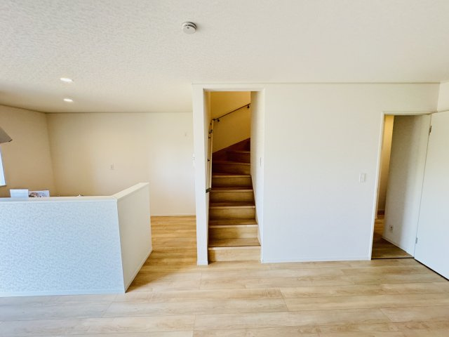 市川市原木４丁目新築戸建【二俣小学校：9分】の居間・リビング|家族の顔が見えるリビングイン階段