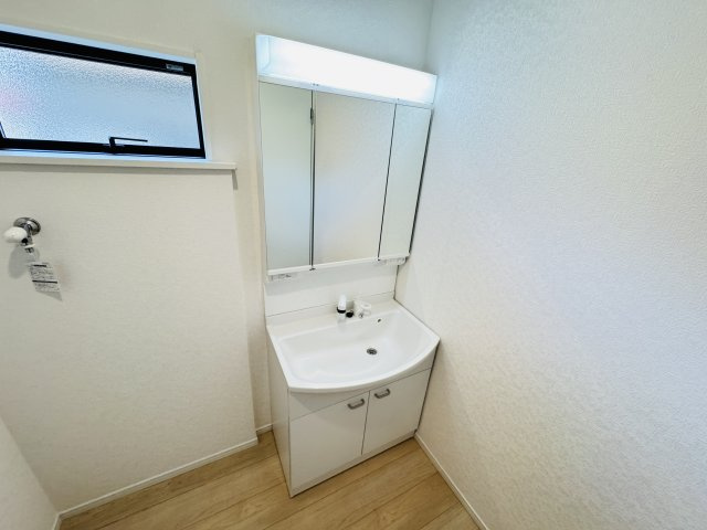 市川市原木４丁目新築戸建【二俣小学校：9分】の独立洗面台|シャワーヘッド付き三面鏡洗面化粧台