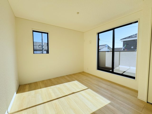 市川市原木４丁目新築戸建【二俣小学校：9分】の寝室|6.5帖寝室・南側バルコニー前の明るいお部屋です♪