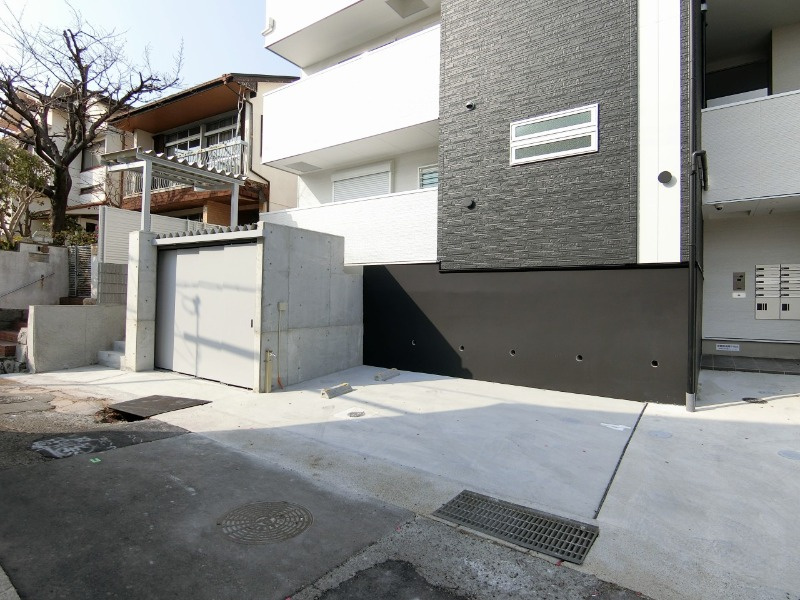 メゾン須磨離宮の駐車場