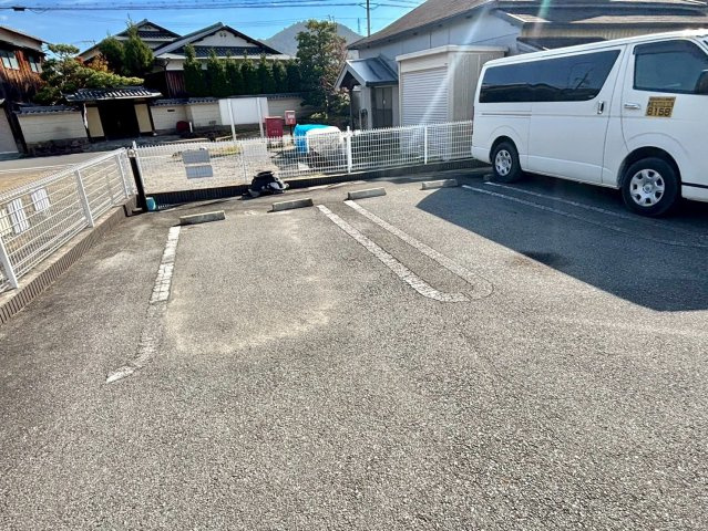 ホワイトローズの駐車場