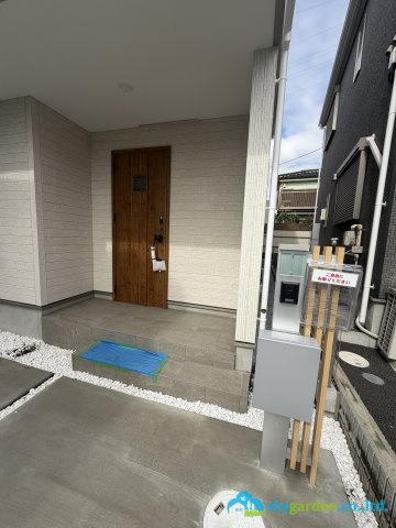 平塚市四之宮9期1棟　新築戸建　全1棟1号棟の玄関