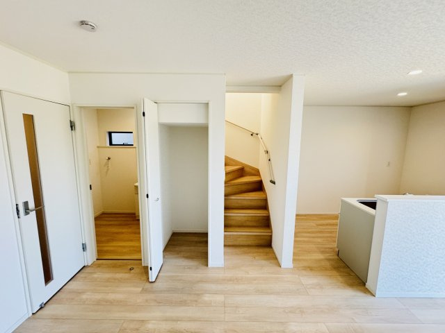 市川市原木４丁目新築戸建【二俣小学校：9分】の居間・リビング|家族の顔が見えるリビングイン階段