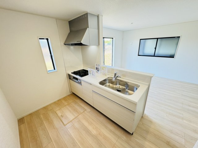 市川市原木４丁目新築戸建【二俣小学校：9分】のキッチン|広々システムキッチン・シンクの水栓には浄水器がついてます！