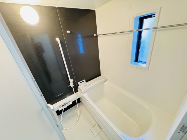 市川市原木４丁目新築戸建【二俣小学校：9分】の浴室|手元で水流切り替えシャワーヘッド・足を伸ばせる広々浴槽で毎日リラックス♪