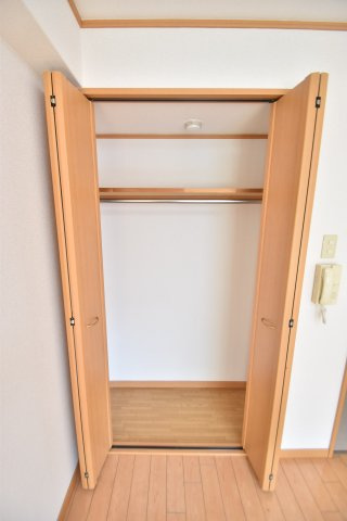 大阪市城東区成育２丁目の賃貸マンションの収納