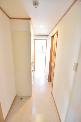 大阪市城東区成育２丁目の賃貸マンションの玄関