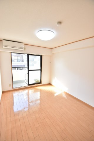 大阪市城東区成育２丁目の賃貸マンションの居間・リビング