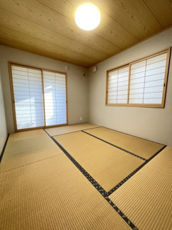 【和室】 | 川西市大和東５丁目　中古戸建 | １階玄関横にある和室です。
玄関横なので客間として使っても良いですね。