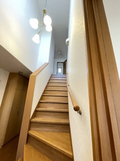 【その他】 | 川西市大和東５丁目　中古戸建 | 玄関ホールから二階へ続く階段は緩やかで、手すりもありお子様やご年配の方も安心です！