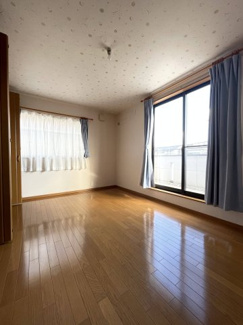 【洋室】 | 川西市大和東５丁目　中古戸建 | ２階洋室　２面採光で明るいお部屋です
