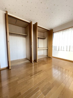 【収納】 | 川西市大和東５丁目　中古戸建 | 収納スペースがしっかりあって、いつの間にか増えてしまう洋服の片付けにも困りません！