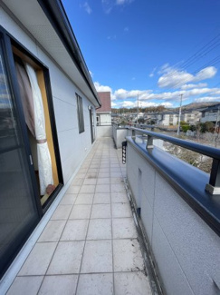 【バルコニー】 | 川西市大和東５丁目　中古戸建 | 南向きの広いバルコニーです
水栓もあり、お掃除も楽々！いつも綺麗に保てます(^^♪