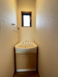 【独立洗面台】 | 川西市大和東５丁目　中古戸建 | ２階洗面台　２階トイレ横には洗面スペース！