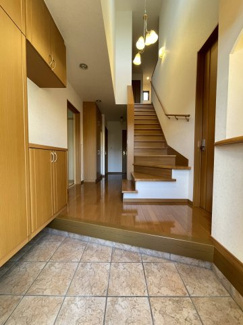 【玄関】 | 川西市大和東５丁目　中古戸建 | 明るく広い玄関にもしっかりと収納あり！