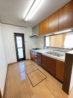 【キッチン】 | 川西市大和東５丁目　中古戸建 | 勝手口があり大変便利です