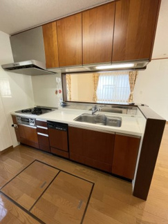 【キッチン】 | 川西市大和東５丁目　中古戸建 | 吊戸棚があり収納力バツグン！とても綺麗にお使いです☆